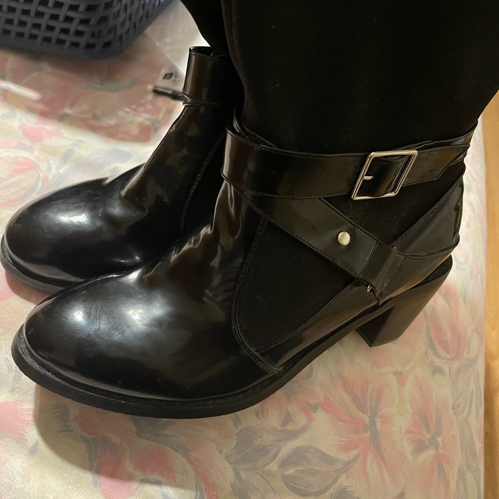 Pennington’s 11W black boots, never worn.  Patent faux-leather base, soft top.